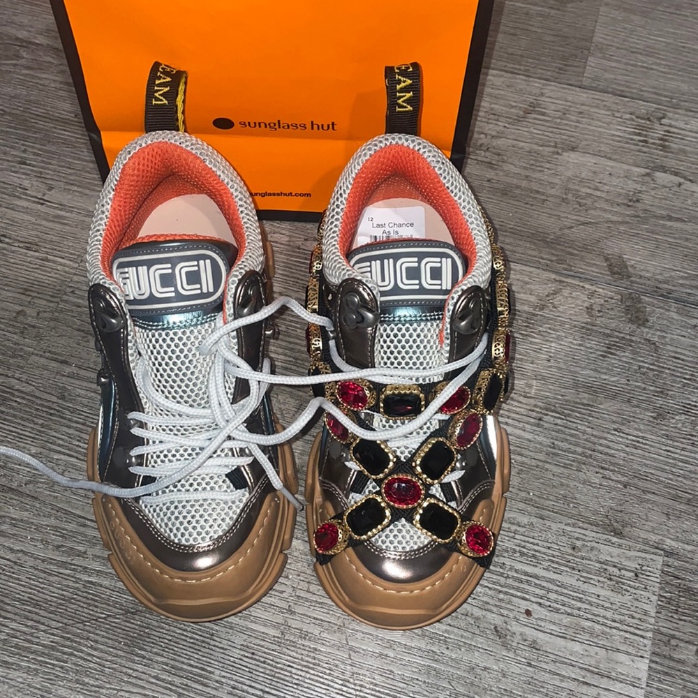 I’m selling these new Gucci boots my daughter can’t fit them